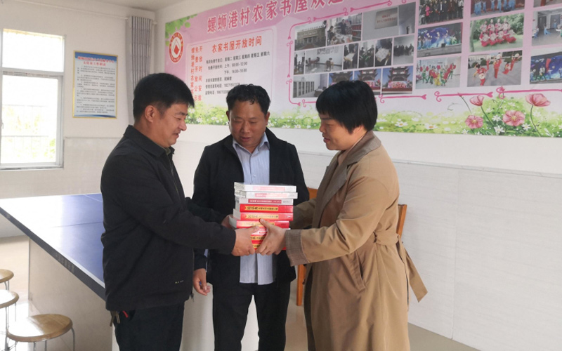 黄冈市烟草专卖局（公司）为驻点村爱心书屋捐赠图书。刘玉芬摄