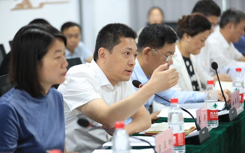 武汉市房管局局长蔡松在主题教育群众评议会上与评议员交流。武汉市房管局供图