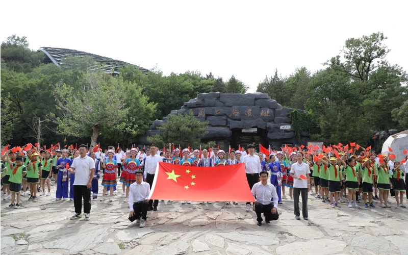 北京巴东两地青年在北京街头“快闪”。
