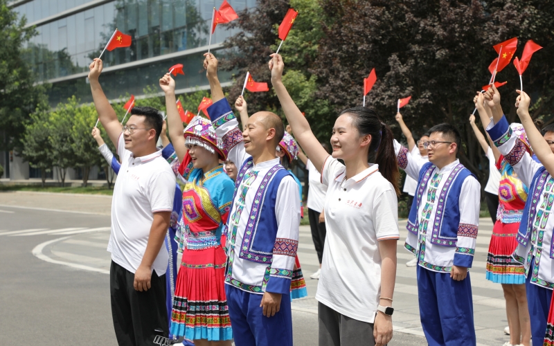 北京巴东两地青年在北京街头“快闪”。