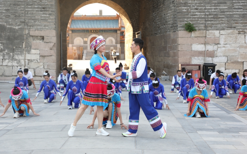 北京巴东两地青年在北京街头“快闪”。
