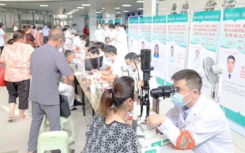 武汉市中心医院与黄陂区人民医院开展联合义诊。