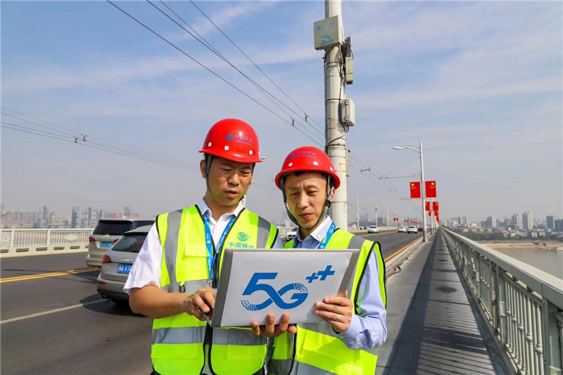湖北移动技术人员在武汉长江大桥上进行网络优化测试