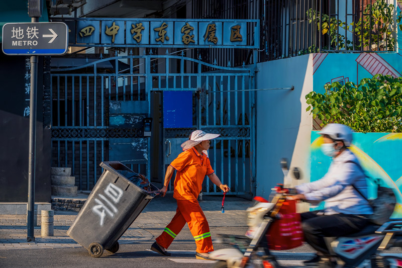 7月，在武昌曇華林，一名環衛工人正在烈日下認真工作。趙妤攝