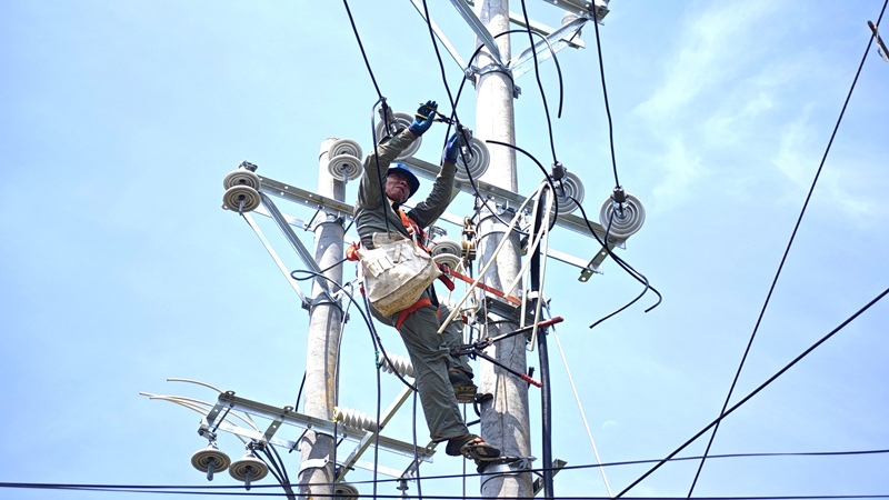 7月11日，國網宜都市供電公司工作人員在10千伏工業園線上安裝金具、架設導線。李華洲攝