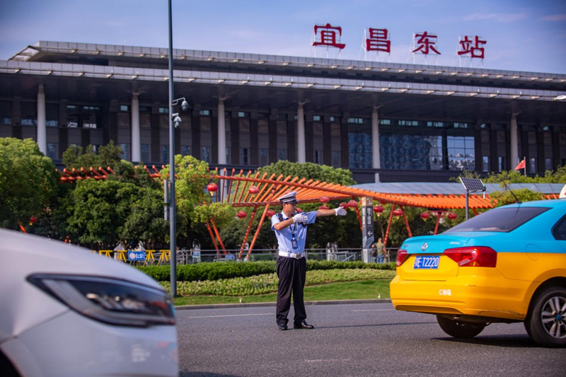 宜昌伍家交警在熱浪中堅守崗位，全力守護宜昌東站交通暢通。陳華鈞攝