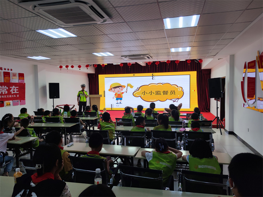 安全“童”行 武汉交警进社区开展暑期交通安全课