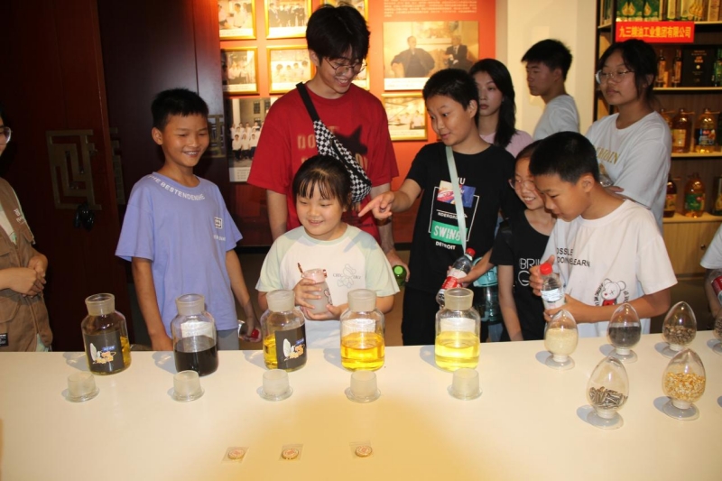 小朋友们在志愿者的带领下参观学校油脂博物馆
