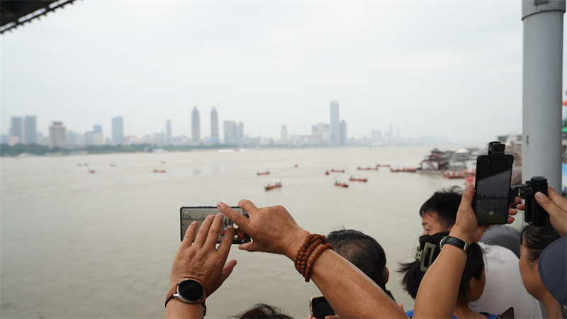 市民在武汉长江大桥下观看渡江节。孙逊摄