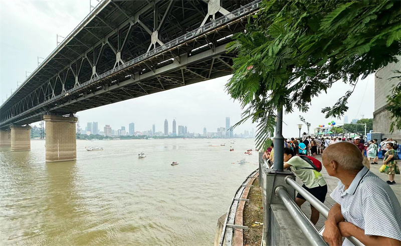 市民在武汉长江大桥下观看渡江节。孙逊摄