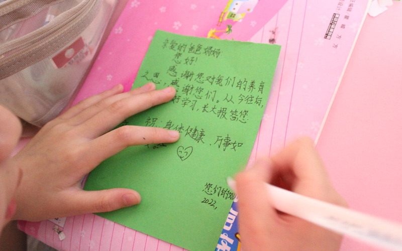 大学生志愿服务队为留守儿童开展感恩主题教育【2】