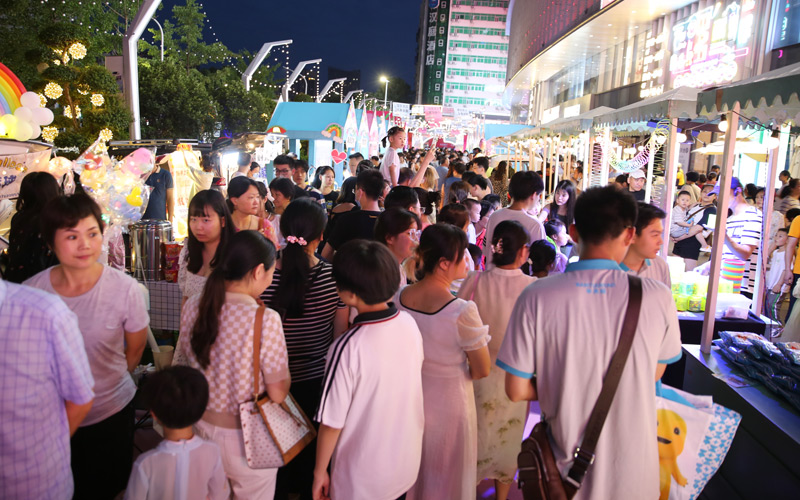 热闹非凡的夜摊集市