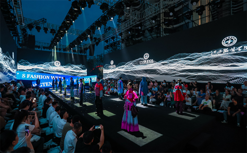 第六届中国·汉正街服装服饰博览会开幕 2万余家客商前来“打货”