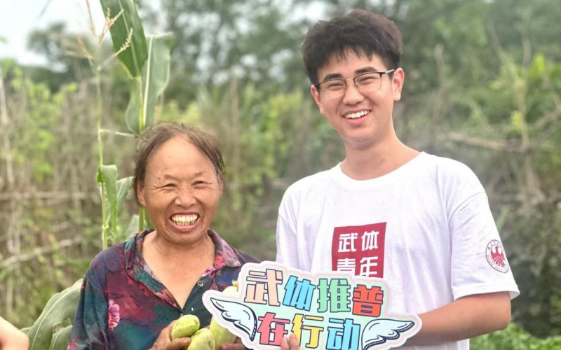 “新”火相传志愿服务队在田间地头推广普通话。