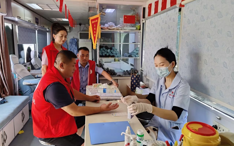 蕲春烟草员工参与献血活动。刘玉芬摄