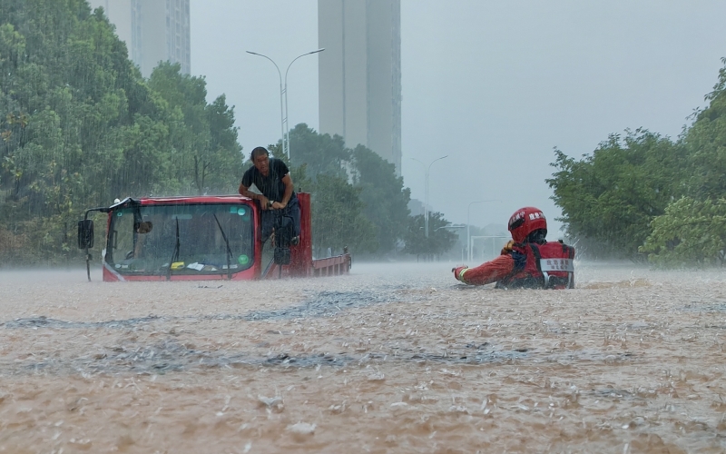 湖北咸宁暴雨引发内涝 营救疏散百余名群众【6】