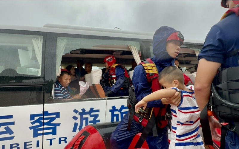 湖北咸宁暴雨引发内涝 营救疏散百余名群众【8】