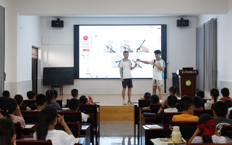 “晨曦之光”志愿服务队为孩子们上硬笔书法课 摄影：周逸文