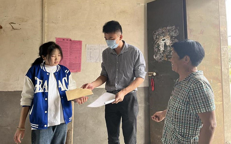 老河口市烟草局党员志愿者给王玲珑家送去帮扶物资和资金