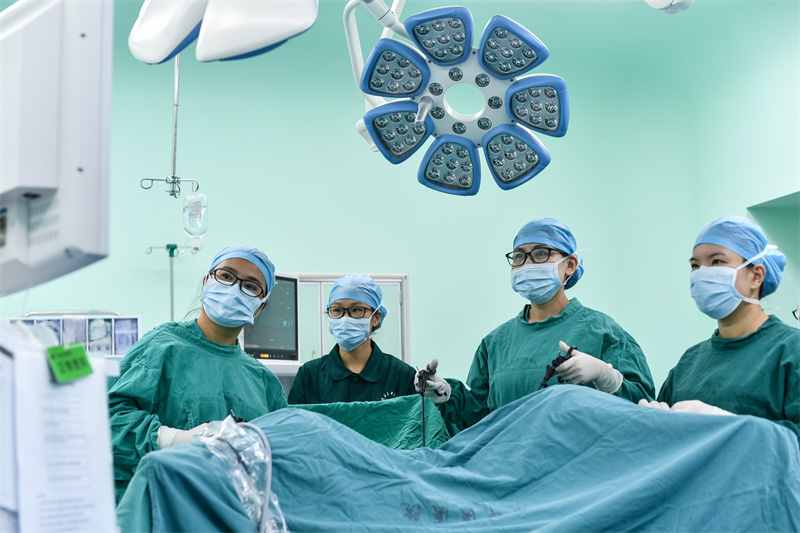 婦科汪新妮副主任醫師在為患者做宮腹腔鏡手術。武漢市中醫醫院供圖
