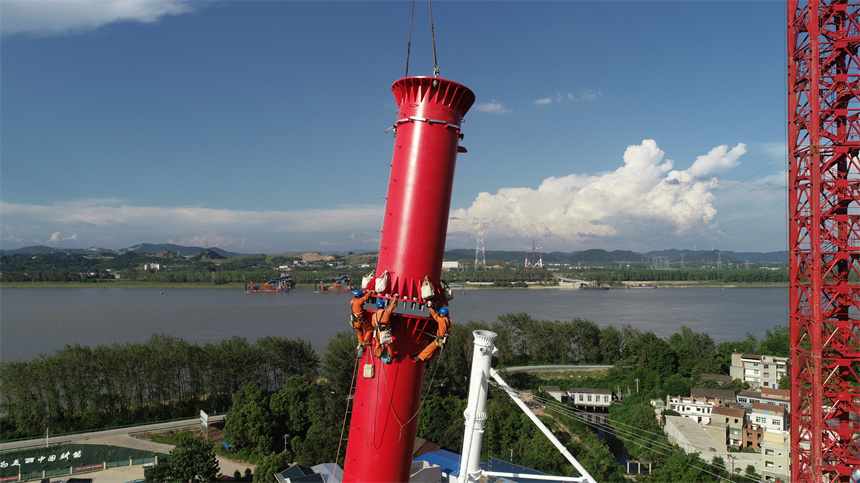 高空人员就位跨江塔管柱。邹小民摄