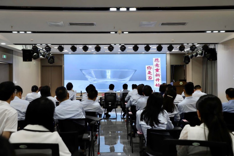 观看警示教育片。李冠文摄