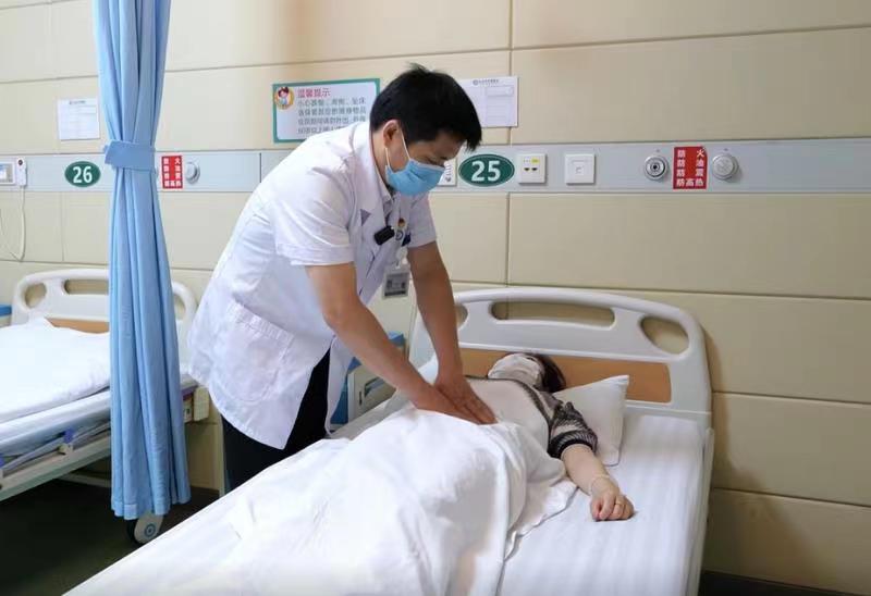 何生华主任医师在为患者做推拿。武汉市中医医院供图