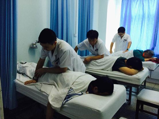 经穴疏导推拿手法治疗颈椎病 。武汉市中医医院供图