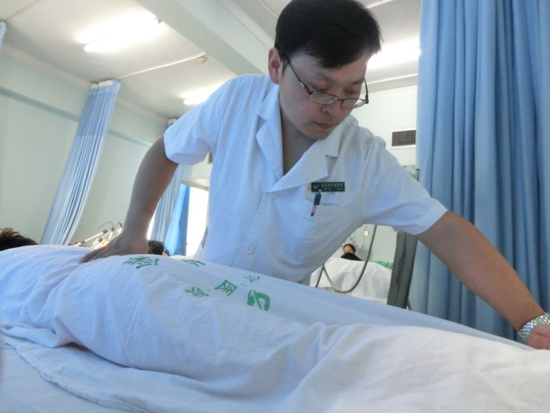 主治医师李乾为患者做经穴疏导调理。武汉市中医医院供图