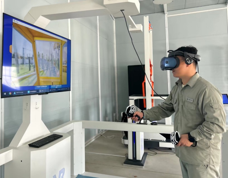 项目建设人员沉浸式体验“VR”安全警示场景案例，促使安全意识入脑入心。熊江婷摄