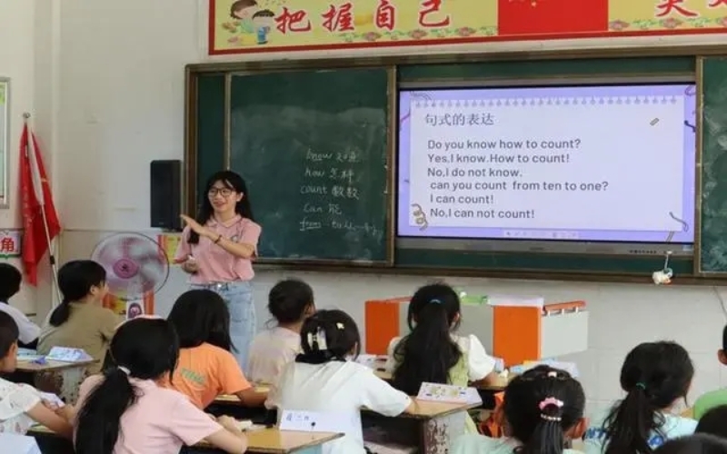 郧西县香口乡“希望家园”志愿者与孩子们做互动游戏。彭卫星摄