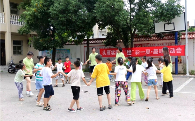 枣阳市杨垱镇中心小学“希望家园”中，志愿者给孩子们上体育课。受访者供图