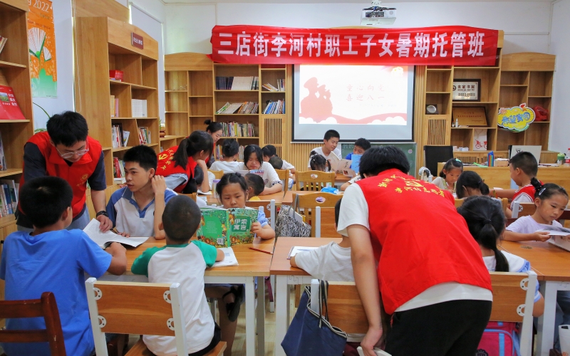大学生志愿者充当“小老师”为学生辅导。