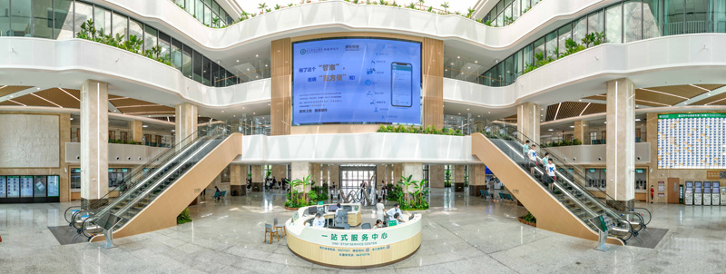 武汉市中心医院杨春湖院区宽敞明亮的门诊大厅。