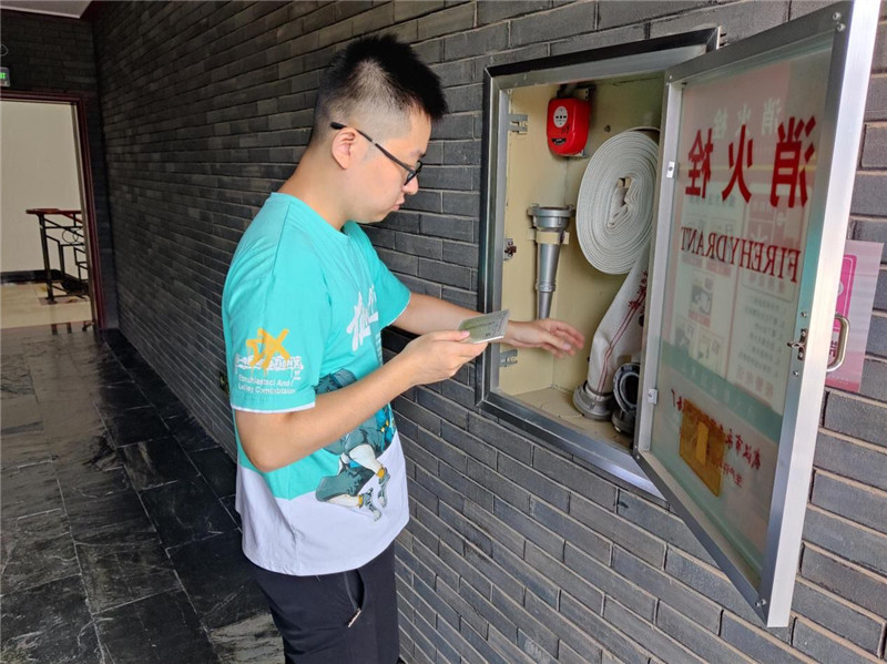 定期检查消防设施（谢书渊 摄）