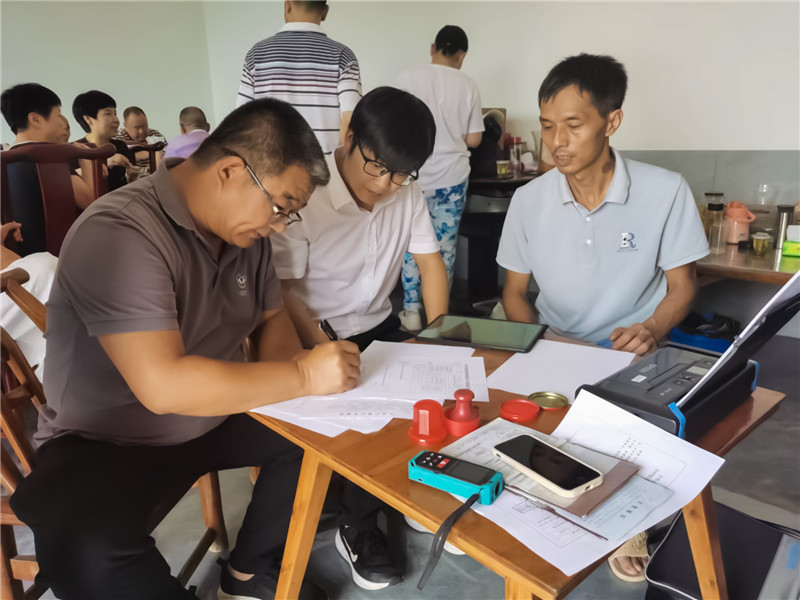 8月11日，湖北省宜昌市秭归县不动产登记中心工作人员（左一、左二）在村民家中核验农村房地一体不动产登记条件。