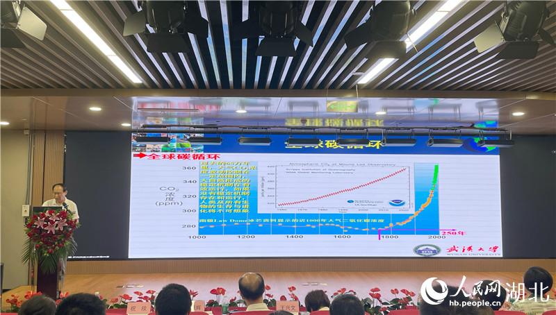 武漢大學資源與環境科學學院教授周培疆作專題講座。人民網記者 周恬攝