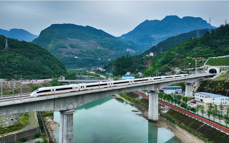 動車在鄭渝高鐵線上行駛。鄒政攝