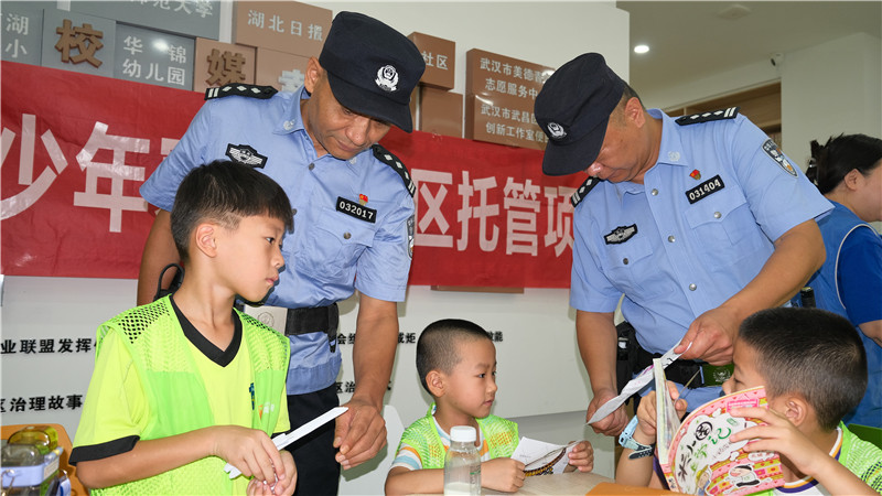 民警在社区暑期托管班为孩子们上安全课。