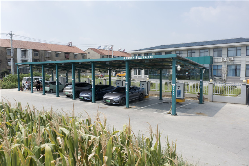 蔡甸区永安街道朴树村的永安充电站，为周边乡镇居民及途经车辆补电提供充电保障