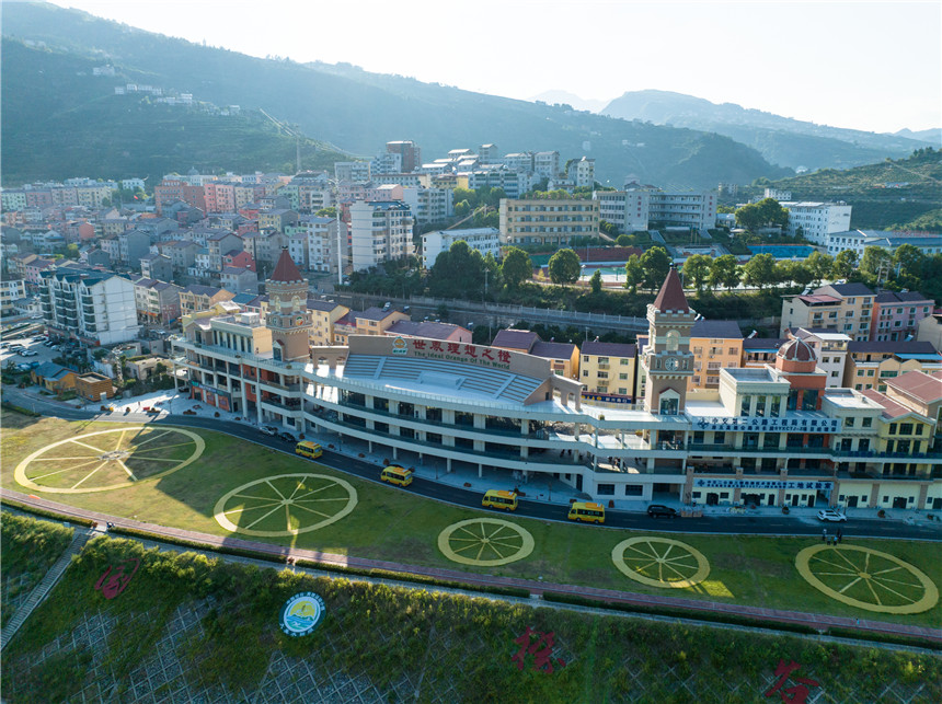 8月15日，剛剛充滿電的公交車行駛在秭歸縣水田壩鄉橙谷廣場（無人機照片）。 (1)