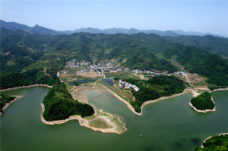 航拍的竹山县文峰乡轻土坪村。