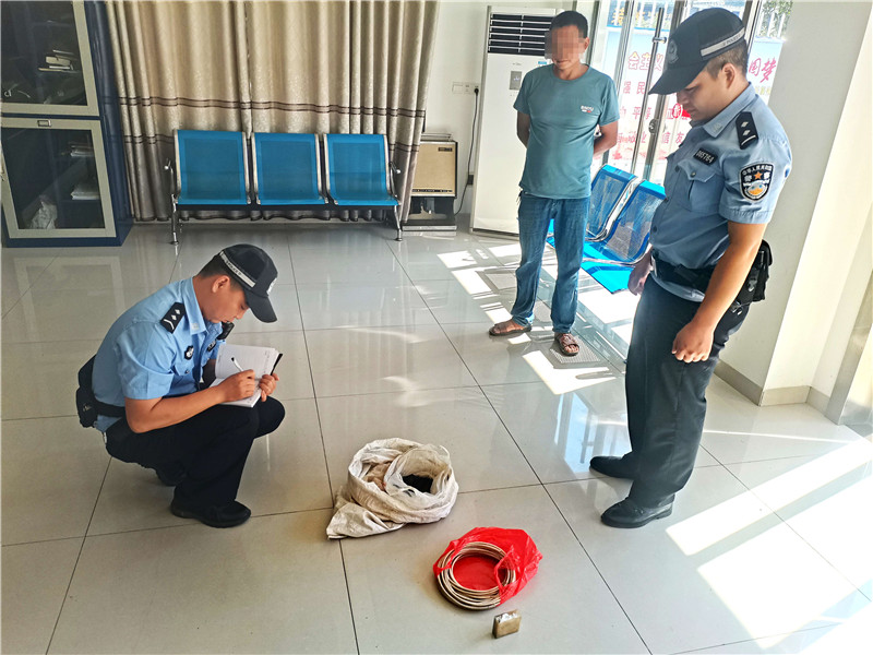 民警收到村民上缴的危爆物品。