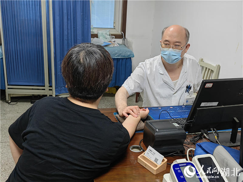 武汉市中医医院肾病科主任高智为病人诊治。人民网记者 郭婷婷摄