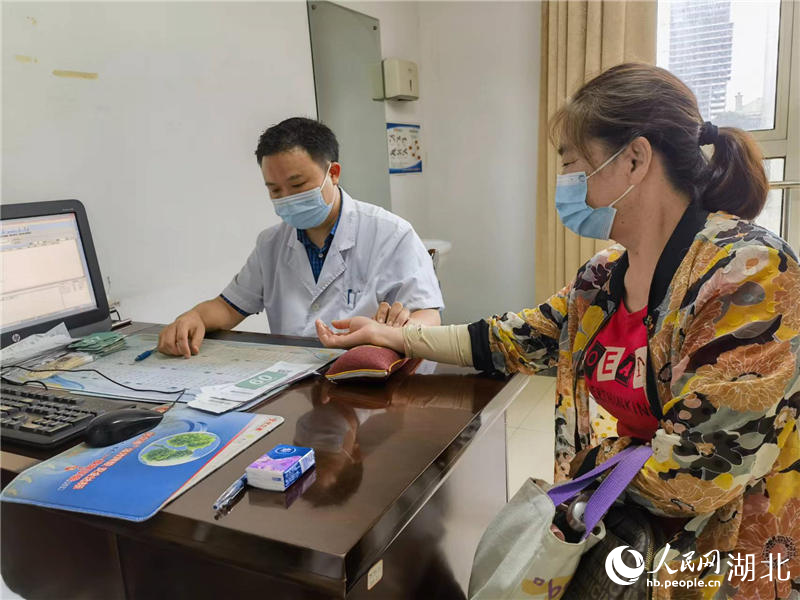 武汉市中医医院汉阳院区肾病科负责人王刚坐诊。人民网记者 郭婷婷摄