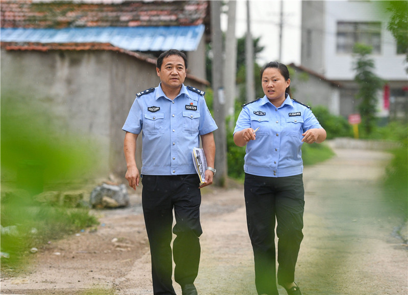 江夏分局金口派出所社区民警和驻村辅警巡逻。