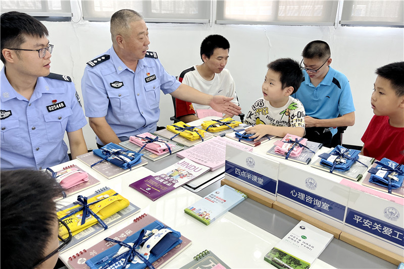 江岸分局百步亭派出所百步亭警务室开展暑期儿童安全实践。