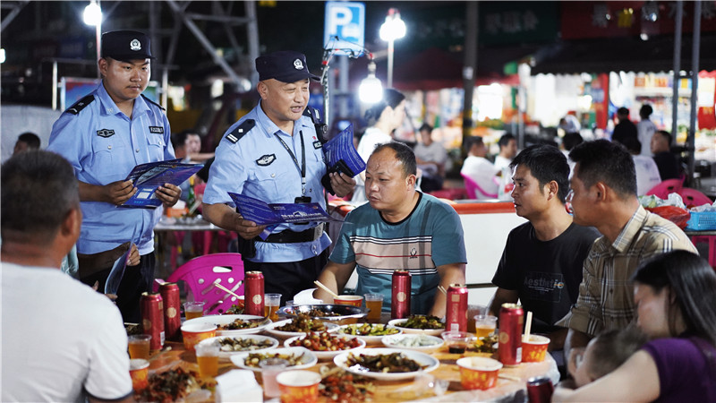 黄陂分局环城派出所民警开展夜间重点重点部位宣防。