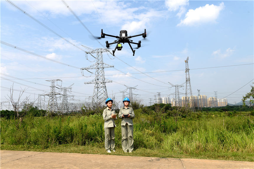 女飞手操控起飞无人机