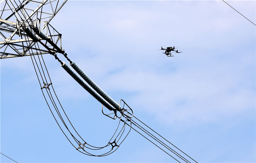 无人机检查500千伏运行线路